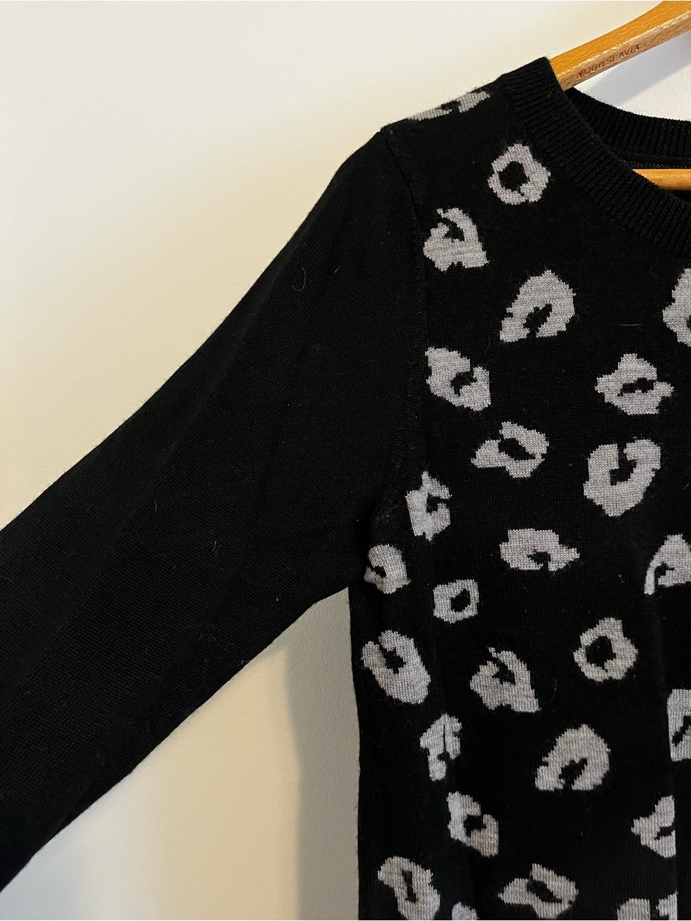 Garnet Hill 100% Wool Knit Leopard Crewneck Sweater Black Gray Womens Medium EUC - Picture 4 of 8